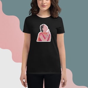 以下が含まれることがあります： ピンクとオレンジのサリとジュエリーをつけた女性のカラフルなイラストが描かれた黒いTシャツ