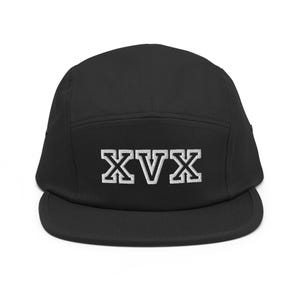 Könnte beinhalten: Eine schwarze 5-Panel-Kappe mit einem weißen gestickten "XVX"-Logo.