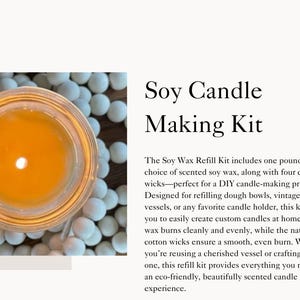 Op de afbeelding: Een set voor het maken van sojawas kaarsen met een glazen pot gevuld met oranje sojawas en een witte lont. De set bevat 450 gram sojawas, vier katoenen lonten en instructies voor het maken van kaarsen.
