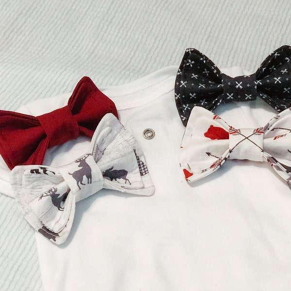 Baby Boy Bowties - Ensemble Bowtie interchangeable avec body pour bébé (fr) Collection Jackson - Flèches Woodland