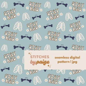 Può includere: Uno schema digitale senza cuciture con uno sfondo blu chiaro con gabbie toraciche bianche, ossa blu rotte e il testo "STAY RAD" ripetuto in tutto. Lo schema è stato progettato da Stitches by Paige.
