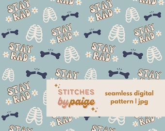 Può includere: Uno schema digitale senza cuciture con uno sfondo blu chiaro con gabbie toraciche bianche, ossa blu rotte e il testo "STAY RAD" ripetuto in tutto. Lo schema è stato progettato da Stitches by Paige.