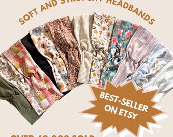 Può includere: Una collezione di dieci fasce per capelli in tessuto disposte a ventaglio. Le fasce presentano vari motivi, tra cui stampe floreali, colori a tinta unita, righe e un design patchwork. Il testo recita SOFT AND STRETCHY HEADBANDS, BEST-SELLER ON ETSY e OVER 42,000 SOLD.