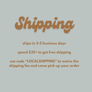 Pu&ograve; includere: Testo su uno sfondo blu chiaro che recita "Shipping" in un carattere corsivo marrone. Il testo sottostante recita "spedizioni in 3-5 giorni lavorativi, spendi $35+ per ottenere la spedizione gratuita, usa il codice "LOCALSHIPPING" per rinunciare alla tariffa di spedizione e vieni a ritirare il tuo ordine."