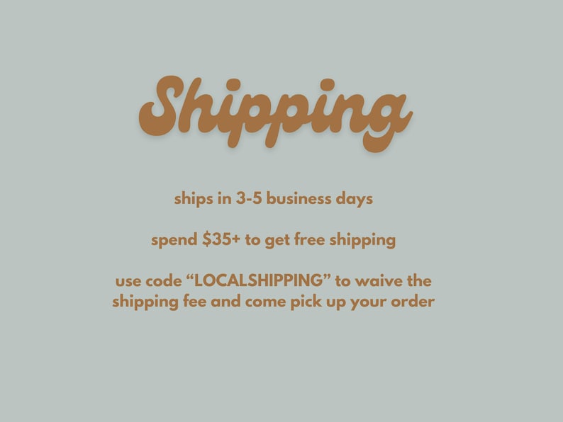 Pu&ograve; includere: Testo su uno sfondo blu chiaro che recita "Shipping" in un carattere corsivo marrone. Il testo sottostante recita "spedizioni in 3-5 giorni lavorativi, spendi $35+ per ottenere la spedizione gratuita, usa il codice "LOCALSHIPPING" per rinunciare alla tariffa di spedizione e vieni a ritirare il tuo ordine."