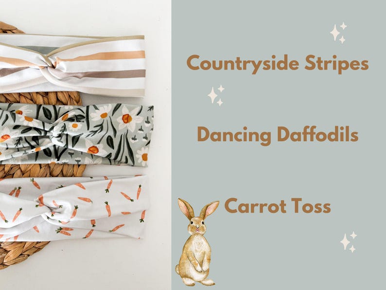 Pu&ograve; includere: Tre fasce per capelli con diversi motivi e un design annodato. Le fasce sono su una superficie di paglia intrecciata. Le fasce sono etichettate "Countryside Stripes", "Dancing Daffodils" e "Carrot Toss".