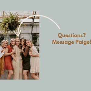 Pu&ograve; includere: Cinque donne con abiti floreali e fasce per capelli posano per una foto davanti a un muro verde con piante appese sopra. Il testo "Domande? Messaggio Paige!" &egrave; scritto in marrone su uno sfondo blu chiaro.