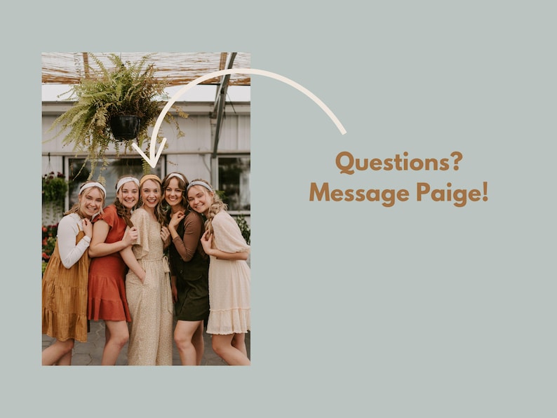 Pu&ograve; includere: Cinque donne con abiti floreali e fasce per capelli posano per una foto davanti a un muro verde con piante appese sopra. Il testo "Domande? Messaggio Paige!" &egrave; scritto in marrone su uno sfondo blu chiaro.