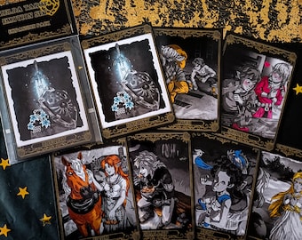 Puede incluir: Un juego de 10 cartas de tarot negras y doradas con ilustraciones de la serie de videojuegos The Legend of Zelda. Las cartas representan personajes y escenas del juego, incluyendo Link, Zelda, Ganondorf y la Triforce. Las cartas están diseñadas con una estética oscura y misteriosa, y son perfectas para los fans del juego.