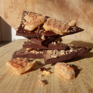 Dutch Stroopwafel Chocolate Bark Dutch caramel waffle cookies Homemade with love Vegan Dark chocolate afbeelding 4