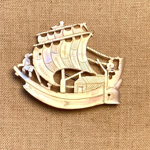 ys31 Vintage 1940'S Mother Of Pearl Tulip Motif Clip Brooch
