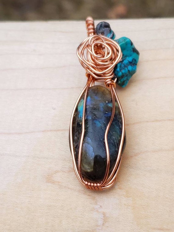 ワイヤーラップ ラブラドライト ペンダント、銅のローズ、ターコイズの
