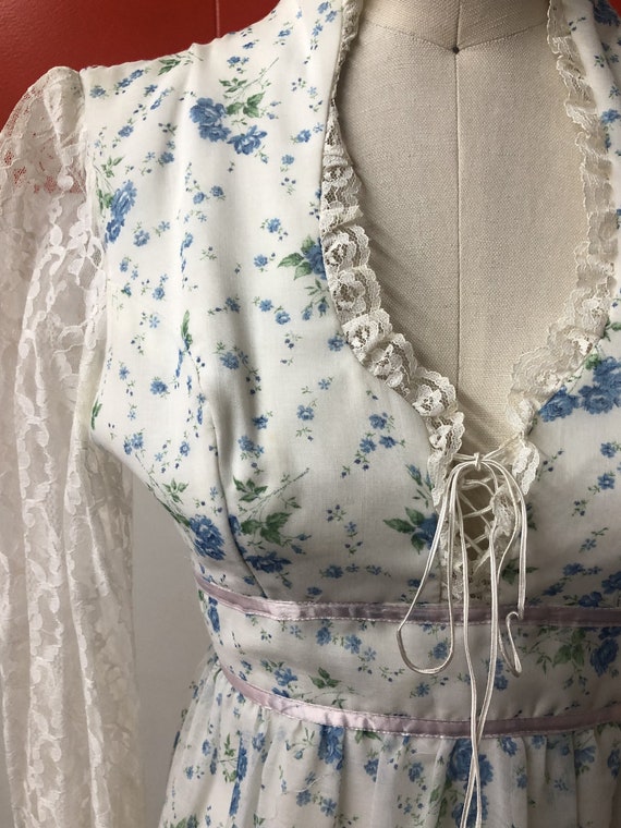 1970's Vintage Gunne Sax Blue Floral Soft Batiste… - image 4