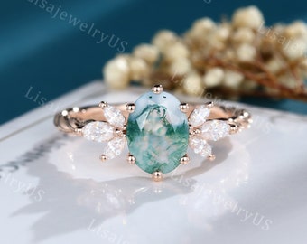 Peut inclure: Une bague en or rose avec une pierre ovale en agate verte entourée d'un halo de petites pierres claires. La bague a une bande torsadée délicate.