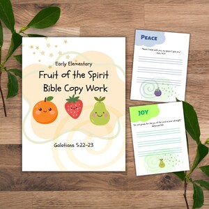 Puede incluir: Un conjunto de páginas de trabajo de copia bíblica para estudiantes de primaria. La página principal presenta ilustraciones de una naranja, una fresa y una pera, con el texto "Fruit of the Spirit Bible Copy Work". Páginas adicionales incluyen "Paz" y "Alegría".