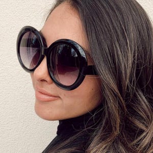 &quot;Die fabelhafte &quot;&quot; Jackie O &quot;&quot; inspirierte Sonnenbrille ist in braun oder schwarz erhältlich.&quot;