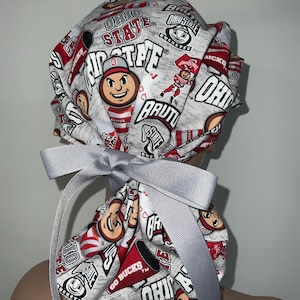 Peut inclure: Un bonnet de chirurgien à motifs gris et blancs avec des logos des Buckeyes de l'Ohio State et Brutus Buckeye. Le bonnet est noué avec un ruban gris. Le bonnet est conçu pour les professionnels de la santé.