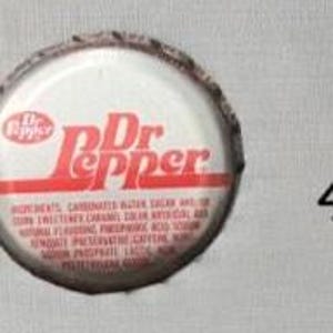 Naszyjnik z kapsli od butelek inspirowany „Wyznaniami nastoletniej królowej dramatu” 4. Dr. Pepper