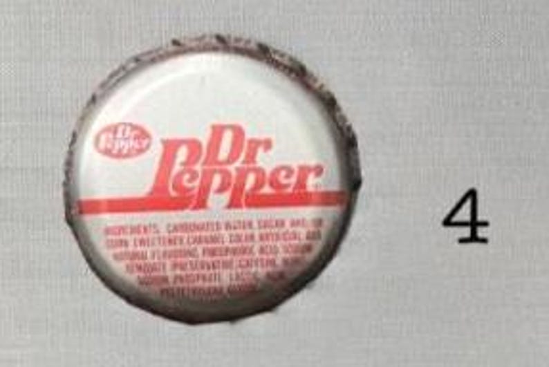 Naszyjnik z kapsli od butelek inspirowany „Wyznaniami nastoletniej królowej dramatu” 4. Dr. Pepper