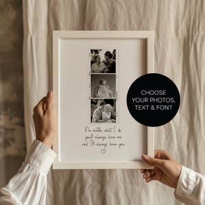 Può includere: Una stampa incorniciata bianca con tre foto in bianco e nero di due persone. Le foto sono disposte verticalmente. Il testo sotto le foto recita: "No matter what I do you'll always have me and I'll always have you." Il testo "CHOOSE YOUR PHOTOS, TEXT & FONT" è in un cerchio nero nell'angolo in alto a destra.