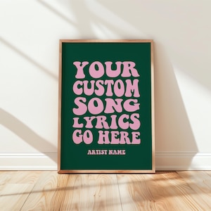 Könnte beinhalten: Ein rechteckiges Wandbild in einem hellen Holzrahmen mit dunkelgrünem Hintergrund und großem, gewelltem, hellrosa Text, der YOUR CUSTOM SONG LYRICS GO HERE lautet, sowie ARTIST NAME in einer kleineren, geraden Schrift unten.