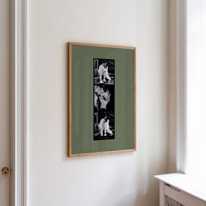 Peut inclure: Un plateau de service en bois fait à la main, avec une finition naturelle. De forme rectangulaire avec des coins arrondis et deux poignées sculptées. Le grain du bois est visible, ajoutant à son charme rustique. Parfait pour servir des aliments ou exposer des objets.