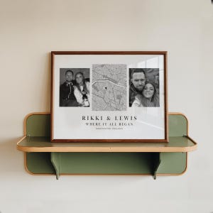Op de afbeelding: Een rechthoekige houten lijst met een gepersonaliseerde print met twee zwart-witfoto's van een koppel naast een centrale kaartafbeelding. De tekst luidt RIKKI & LEWIS, WHERE IT ALL BEGAN en MANCHESTER, ENGLAND in zwarte letters.