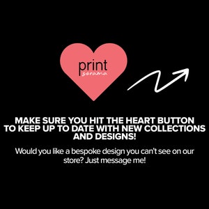 Peut inclure: Un c&oelig;ur rose avec le texte "print sorama" &agrave; l'int&eacute;rieur. Une fl&egrave;che pointe vers le c&oelig;ur avec le texte "MAKE SURE YOU HIT THE HEART BUTTON TO KEEP UP TO DATE WITH NEW COLLECTIONS AND DESIGNS! Would you like a bespoke design you can't see on our store? Just message me!"