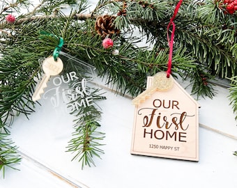 Unser erstes Zuhause handgefertigte Weihnachtsverzierung - hochwertiges Ahornholz- und Acrylmaterial, kundenspezifisches neues Hausbesitzer-Geschenk, Maklergeschenk