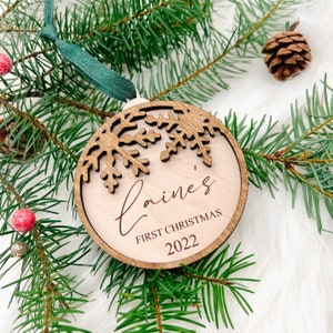 Personalisierte Babys erste Weihnachtsverzierung, personalisierte gravierte hölzerne Verzierung, Schneeflocke kundenspezifisches Andenken, Baby Name hölzerne Verzierung