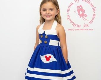 Vestido de marinheira artesanal em algodão, ideal para cruzeiro náutico.