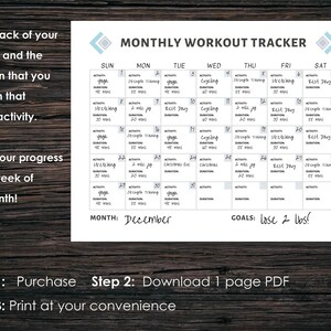 Puede incluir: Un rastreador de entrenamiento mensual imprimible con un dise&ntilde;o en blanco y negro. El rastreador incluye un calendario con los d&iacute;as de la semana, espacio para escribir las actividades y la duraci&oacute;n, y una secci&oacute;n para los objetivos. El texto en el rastreador dice "Rastreador de entrenamiento mensual", "Diciembre" y "&iexcl;perder 2 libras!"