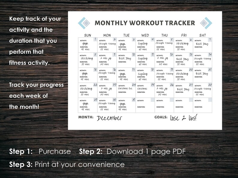 Puede incluir: Un rastreador de entrenamiento mensual imprimible con un dise&ntilde;o en blanco y negro. El rastreador incluye un calendario con los d&iacute;as de la semana, espacio para escribir las actividades y la duraci&oacute;n, y una secci&oacute;n para los objetivos. El texto en el rastreador dice "Rastreador de entrenamiento mensual", "Diciembre" y "&iexcl;perder 2 libras!"