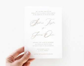 Puede incluir: Una tarjeta de invitación de boda con fondo blanco y letras doradas. La invitación dice "Mr. y Mrs. John Taylor solicitan el placer de su compañía en la boda de su hija Sophie Taylor con James Owen. Sábado, diez de noviembre de dos mil veinticuatro a las cuatro de la tarde, Shaftenbery Estate, St Giles, Dorset. Cena y baile a continuación."