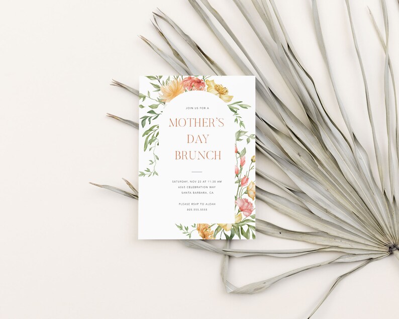 以下が含まれることがあります： 花柄の縁取りが施された白い招待状で、"JOIN US FOR MOTHER'S DAY BRUNCH"という文字が桃色のオレンジ色で書かれています。招待状には、11月23日土曜日午前11時にサンタバーバラの4001 Celebration Wayで行われるブランチのイベントの詳細が記載されています。RSVP用の電話番号も記載されています。