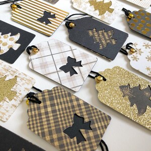 Pu&ograve; includere: Una collezione di etichette regalo di Natale con vari design che presentano glitter nero e oro, tartan e pois. Le etichette hanno un ritaglio di albero nero con uno sfondo di glitter oro e il testo "To & From" con un design di albero di Natale.