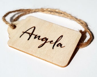 Etiquetas de regalo de madera grabadas personalizadas con cordel (2,3")
