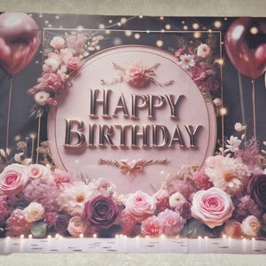Può includere: Un banner di compleanno con sfondo scuro, con le parole "HAPPY BIRTHDAY" in lettere dorate all'interno di un cerchio rosa. Il banner è decorato con palloncini rosa e bordeaux, rose e altri fiori.