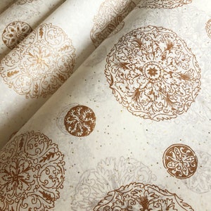 Papel de seda impresso luxuoso em creme com pedras preciosas esbranquiçadas - Mandalas de bronze de cobre âmbar laranja queimada. Embrulho de presente de luxo ideal, decoração de casamento.