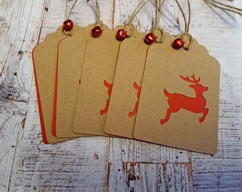 Etiquetas navideñas de cartón kraft hechas a mano, ciervo rojo y campana