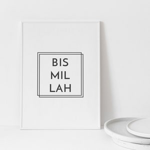 Op de afbeelding: Een minimalistische zwart-wit print met de tekst "BIS MIL LAH" in een dubbel omlijnd vierkant frame. De print is ingelijst in een wit frame en wordt weergegeven op een wit oppervlak.