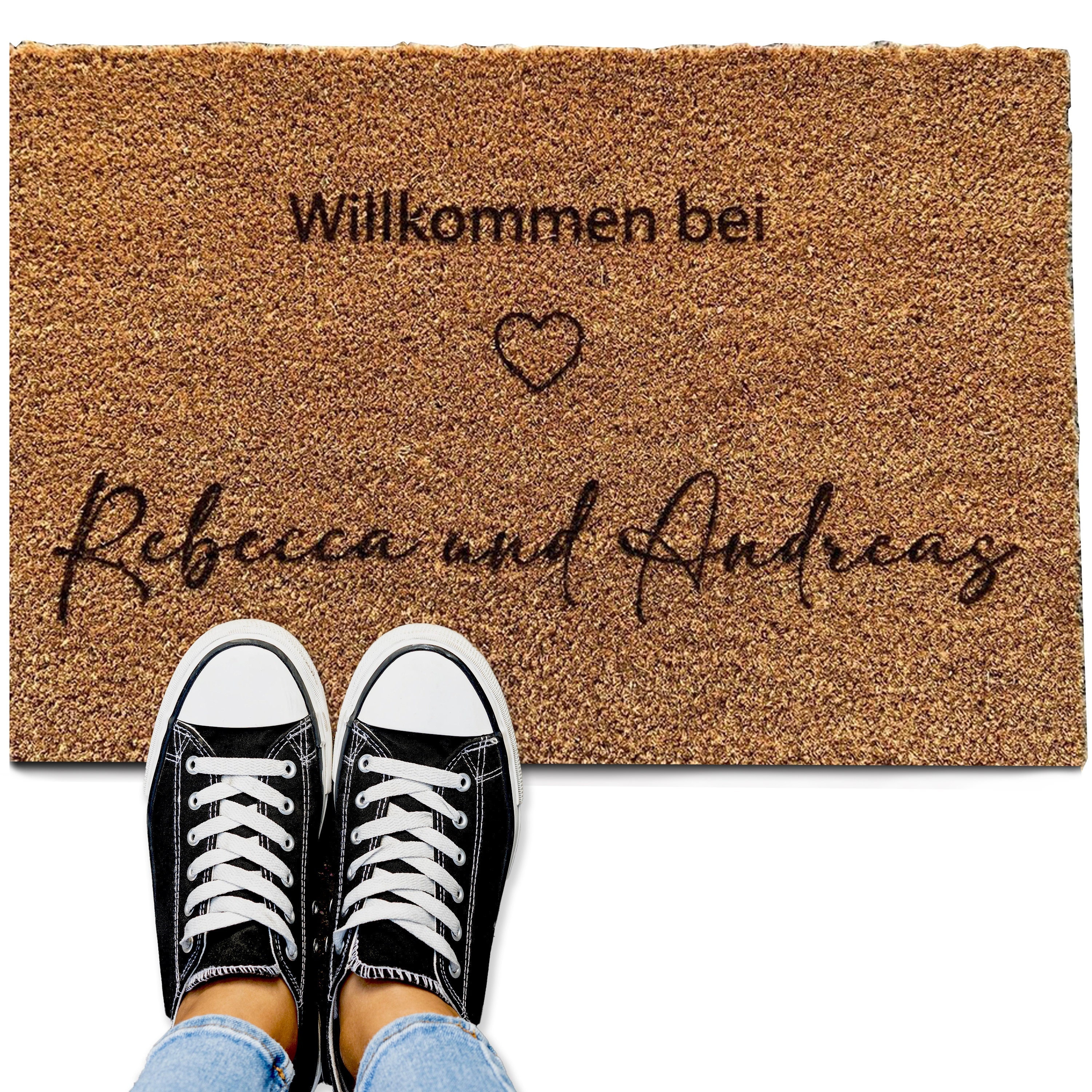 Personalisierte Fussmatte Herzlich Willkommen bei +++ plus Wunschnamen  mit Herzen verbunden - Geschenk zur Hochzeit