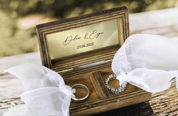 Ringbox aus Holz personalisiert mit Name und Datum auf goldenem Schild Ringkissen für die Verlobung Hochzeit Standesamt, Söz Yüzük Tepsisi