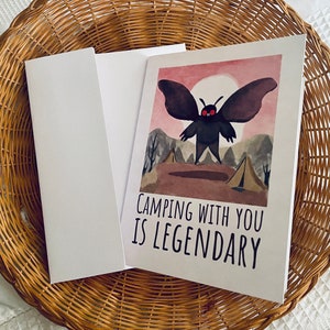 Tarjeta de camping Mothman divertida "Acampar contigo es legendario" tarjeta de camping, tarjeta de compañero de camping divertido, tarjeta para amantes del aire libre, amigos de camping