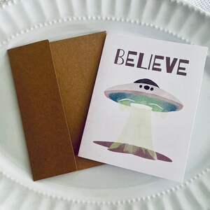 Aanmoedigingskaart UFO "Believe", blanco van binnen, alienkaart voor vriend, kaart vliegende schotel, alienkaart met ruimteschip, aanmoedigingskaart