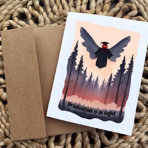 La graduación está a la vista - Tarjeta de graduación de Mothman Cryptid