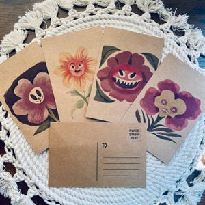 Conjunto de 4 cartões postais com flores engraçadas - desenhos de aquarela de flores fantásticas em cartões postais marrons - cartões postais para qualquer ocasião