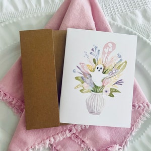 Tarjeta de ramo de fantasmas florales pastel para cualquier ocasión, Tarjeta de fantasma bonita, Tarjetas góticas de verano, Tarjetas de verano fantasma, Tarjetas de fantasmas, Floral espeluznante