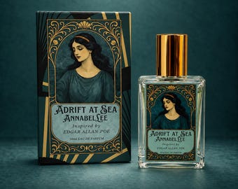 Może przedstawiać: Flakon wody perfumowanej o pojemności 50 ml oraz pasujące do niego prostokątne pudełko, oba w ciemnym morskim kolorze ze złotymi filigranowymi obwódkami. Etykiety zawierają ilustrację kobiety oraz napis Adrift at Sea Annabel Lee Inspired by Edgar Allan Poe.