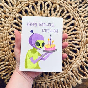 Feliz aniversário, Eathling! Cartão de aniversário retrô de ficção científica com bolo de aniversário alienígena - cartão de aniversário fofo de alienígena - Cartão de aniversário para amigo